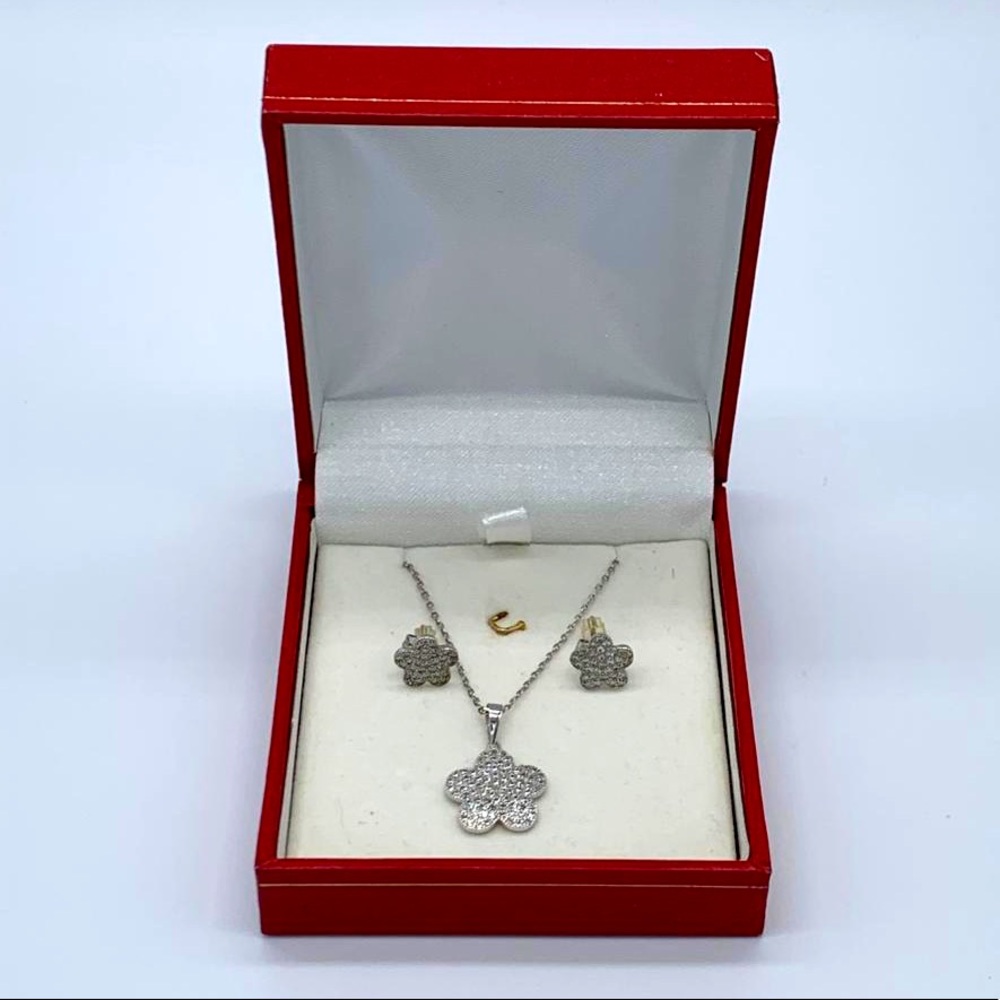 Flower pendant necklace and matching earrings